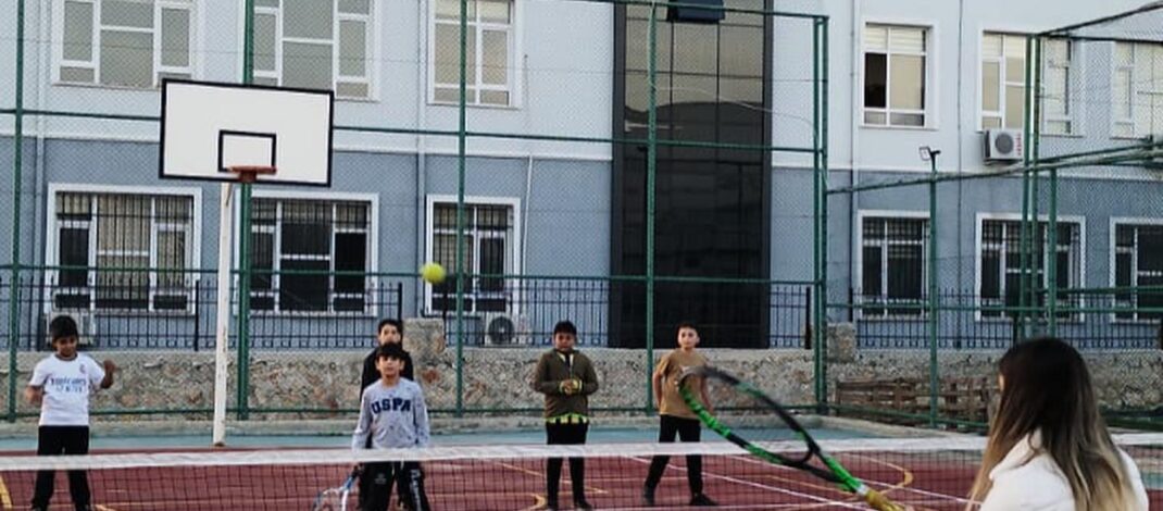 Altınözü’nde ücretsiz tenis kursu açıldı