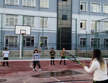 Altınözü’nde ücretsiz tenis kursu açıldı