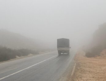 Altınözü’nde sis trafiği olumsuz etkiledi