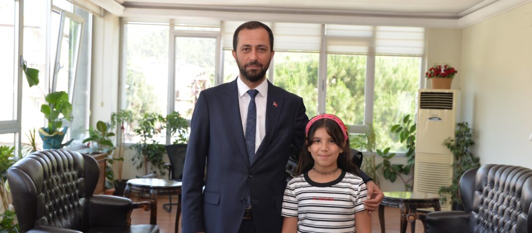 Yayladağı’nda bursluluk sınavında tam puan alan öğrenci ödüllendirildi