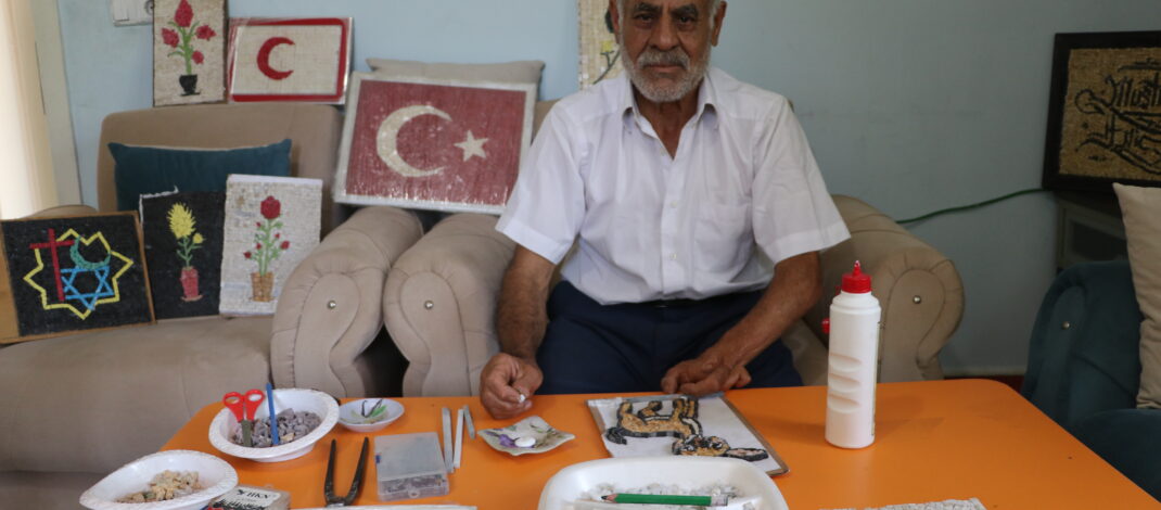 Oğlunun ödeviyle tanıştığı mozaik sanatı emeklilikteki hobisi oldu