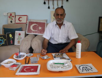 Oğlunun ödeviyle tanıştığı mozaik sanatı emeklilikteki hobisi oldu