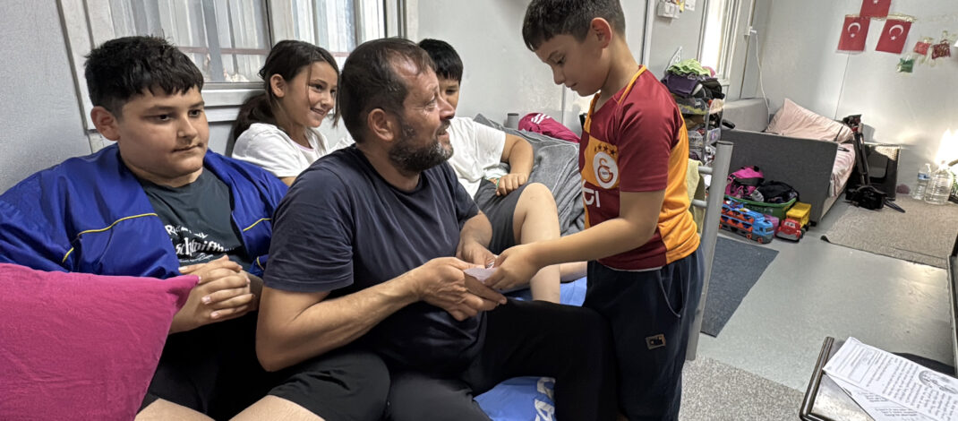 Depremde eşini kaybedince 4 çocuğuna hem anne hem baba oldu