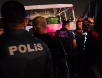 Altınözü-Narlıca yolunda kamyon devrildi: Sürücü hayatını kaybetti!
