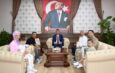 Kavşağa düşen Türk bayrağını yoldan geçen sürücüler kaldırdı