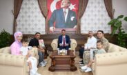 Kavşağa düşen Türk bayrağını yoldan geçen sürücüler kaldırdı