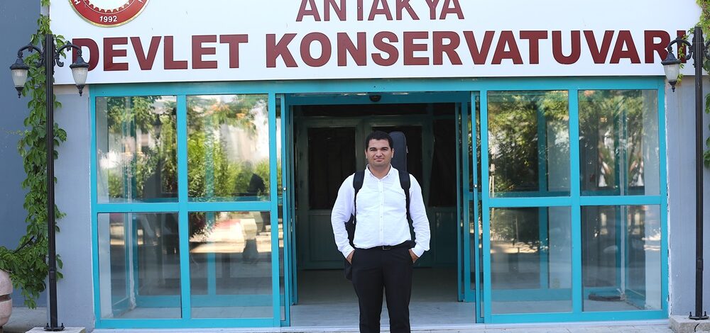 Konservatuvarı bitiren otizmli Ertuğrul, öğrenci yetiştirecek