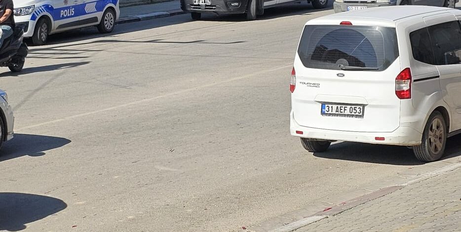 Altınözü sanayi bölgesinde maddi hasarlı kaza