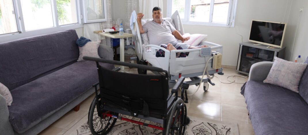 Obezite hastası vatandaşa özel tekerlekli sandalye desteği