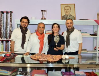 Ogün Kaptanoğlundan yaşayan İnsan Hazinesi Emel Duman’a ziyaret