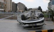 Devrilen otomobildeki 2 kişi hayatını kaybetti, 3 kişi yaralandı