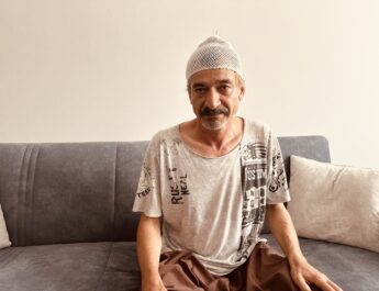Kafasına binadan kopan beton parçası düşen kişi yaralandı