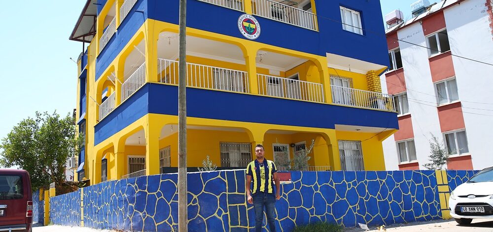 Fenerbahçeli aile, sarı-lacivert sevgisini apartmanlarına yansıttı