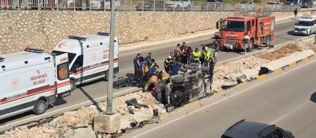 Kontrolden çıkan araç bariyerlere çarptı: 3 yaralı