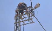 Tokdemir’de elektrik direğine çıkan işçi akıma kapıldı!
