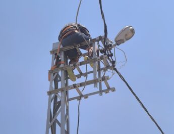 Tokdemir’de elektrik direğine çıkan işçi akıma kapıldı!
